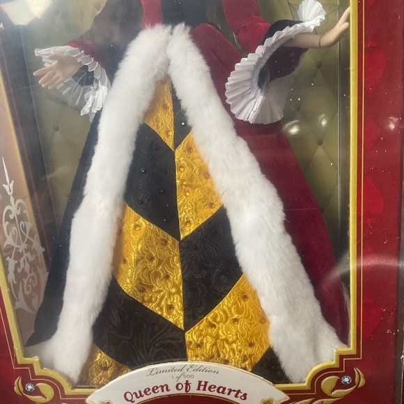 DISNEY QUEEN OF HEARTS 500 PCS LTD DOLL RARE - Picture 3 of 9